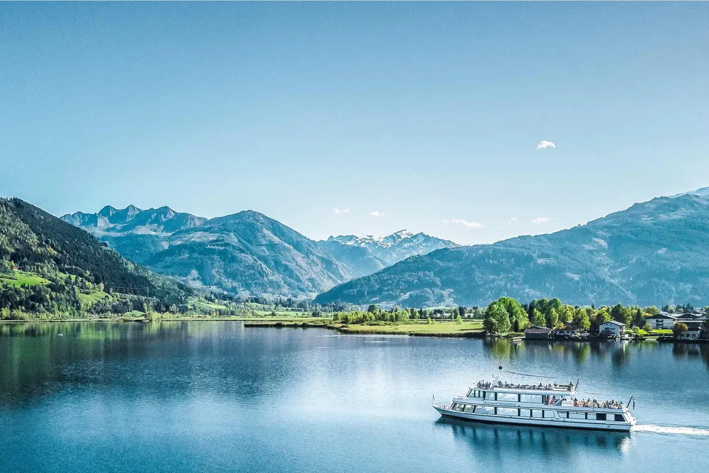 Ausflugsschiff auf dem Zeller See