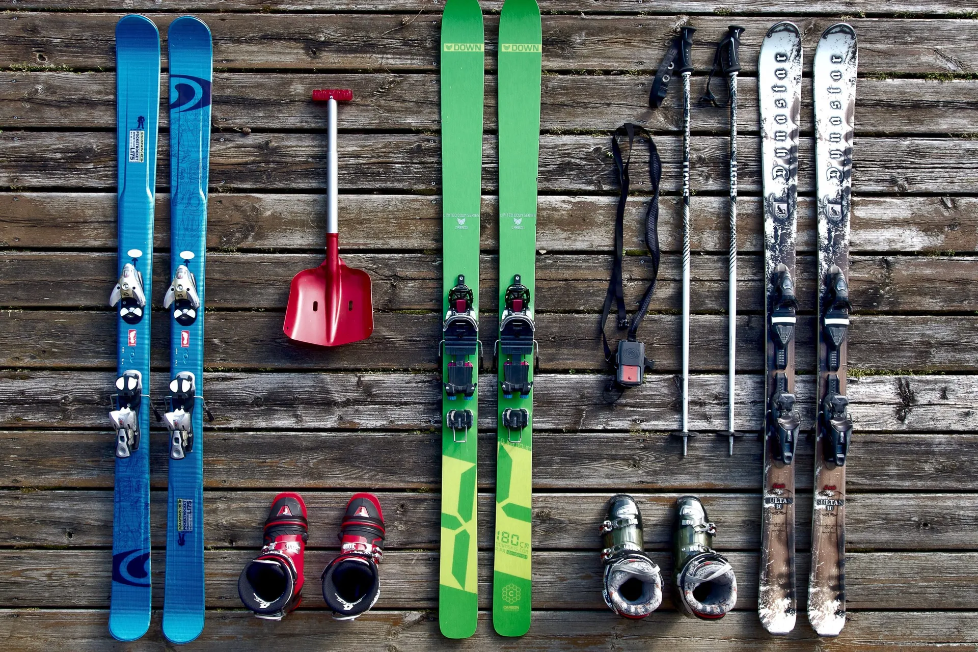 Ski im Schnee