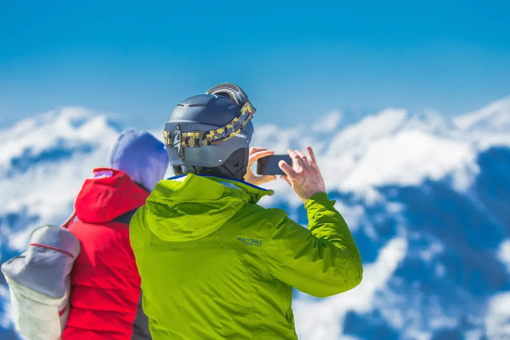Wintersportler fotografieren die Bergwelt